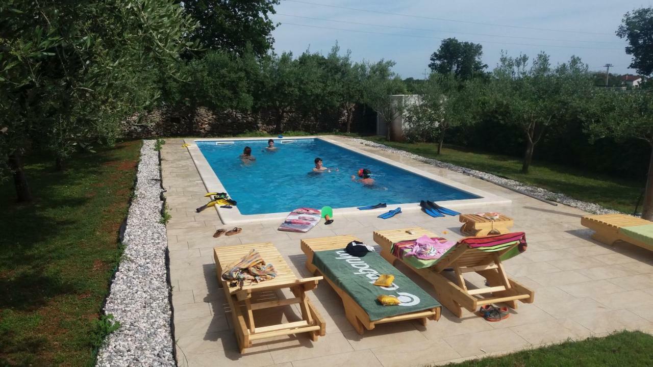 Mala Kuca Sa Velikim Grijanim Bazenom Antonio Sisan Exterior foto