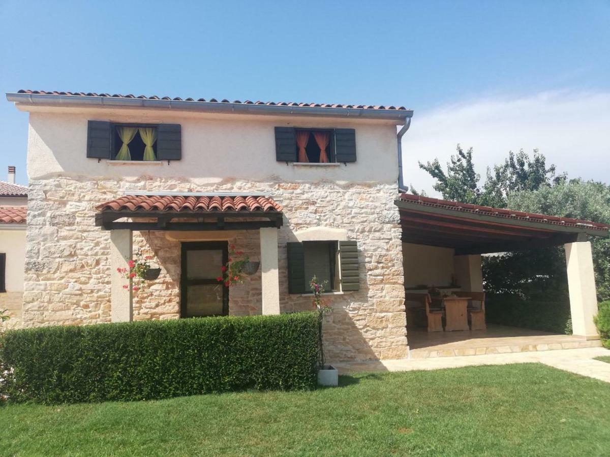 Mala Kuca Sa Velikim Grijanim Bazenom Antonio Sisan Exterior foto